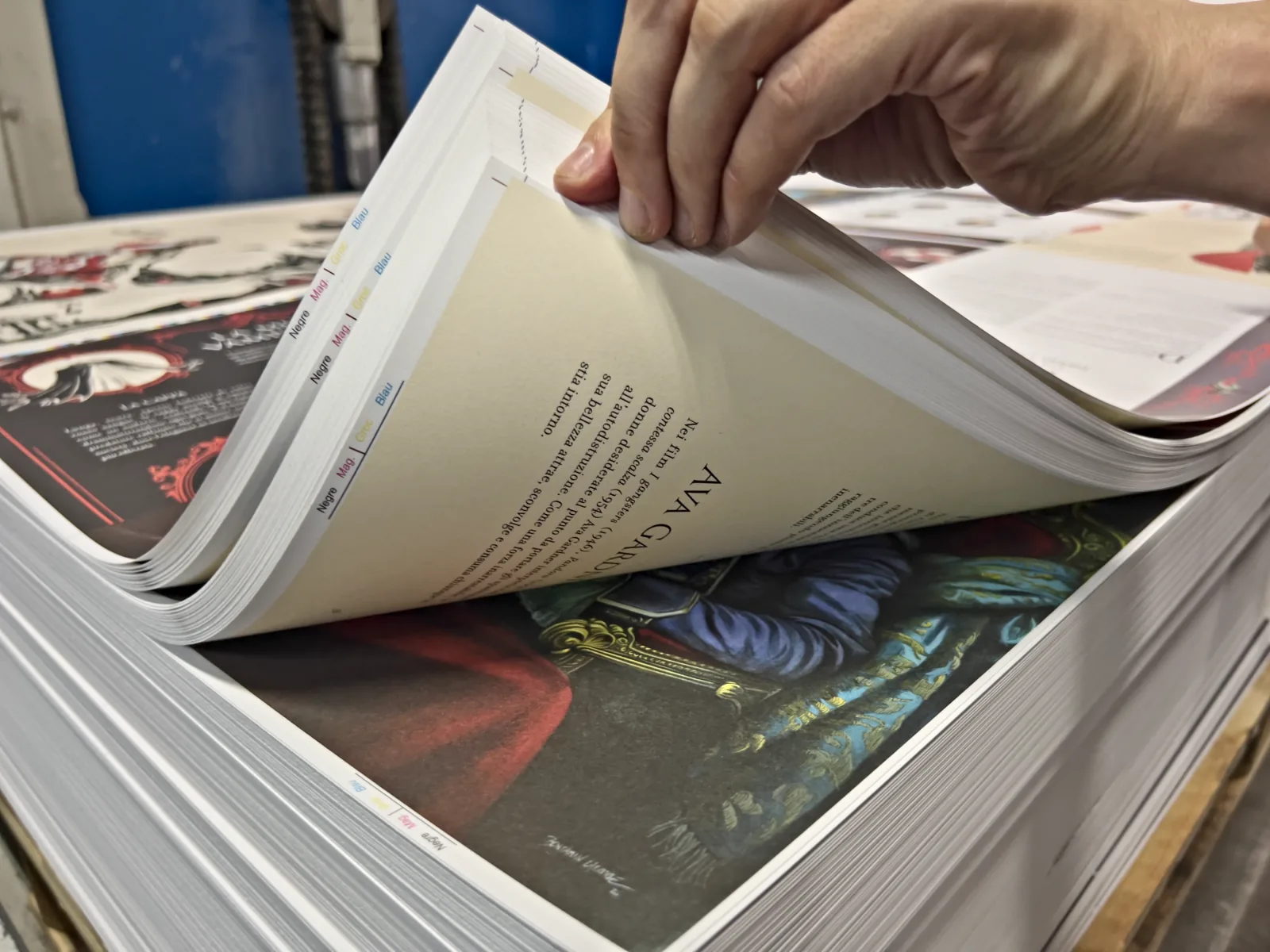 Mà passant els plecs d’un bloc de llibre en producció