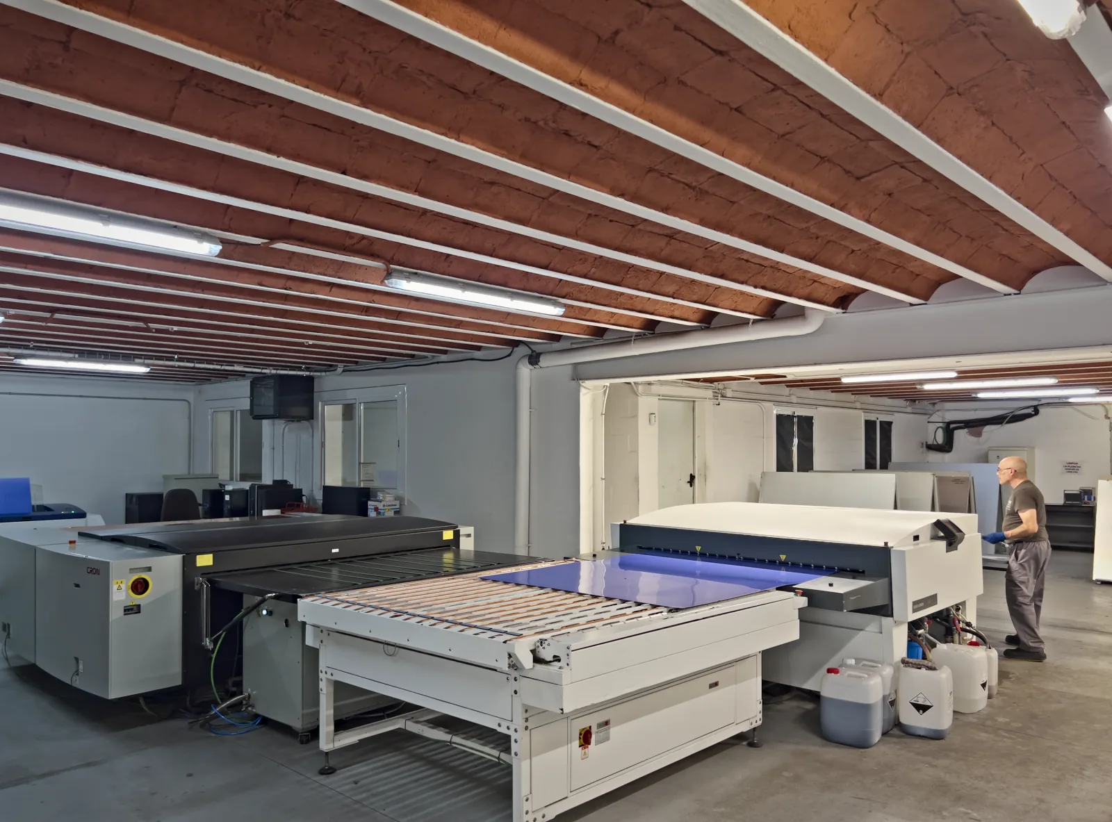 Sala de CTP: processadora de planxes amb una planxa a la taula de sortida